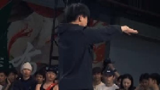 来一个帅气街舞