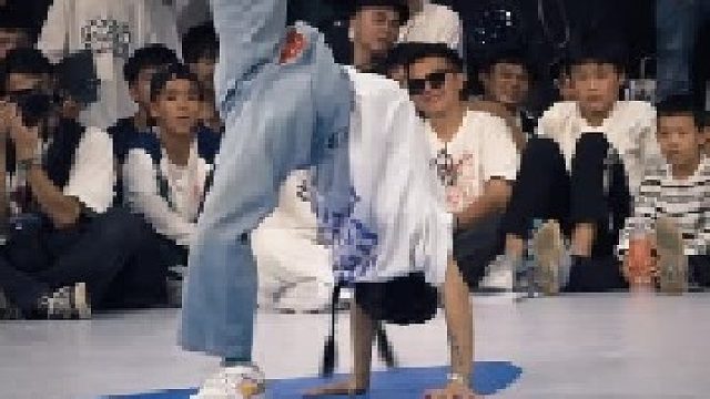 小女孩舞蹈跳得真好