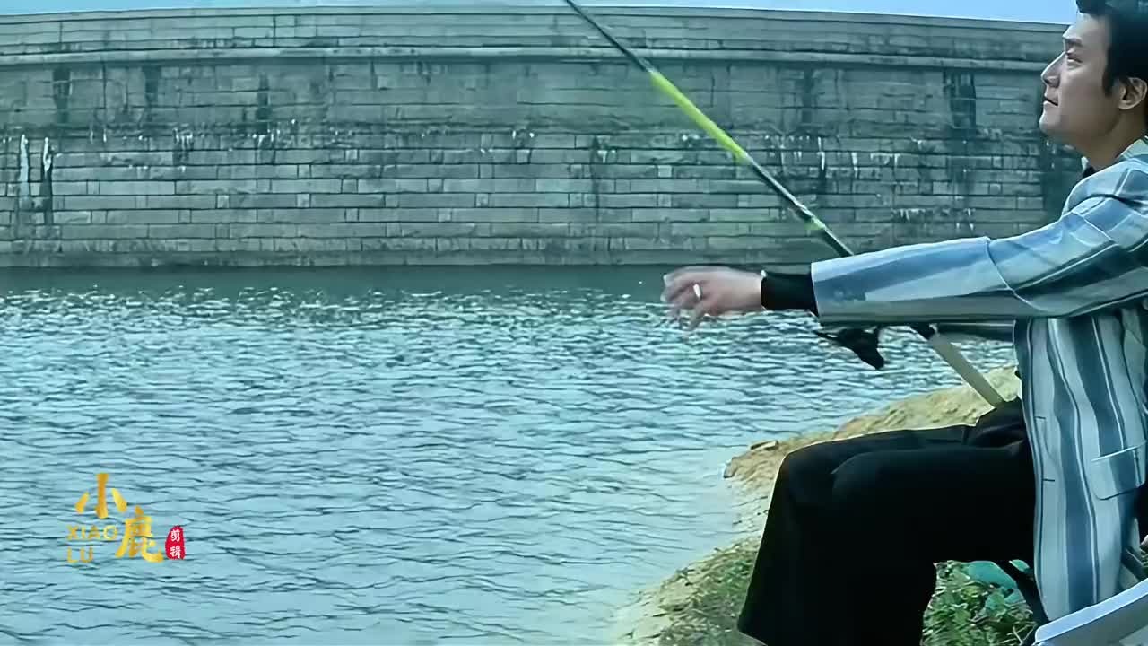 钓鱼哪有不带头盔的啊