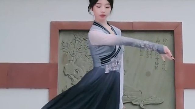 “殊不知是谁的墨笔”