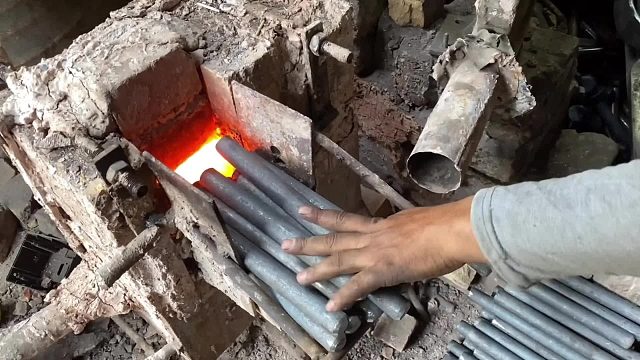 巴铁师傅在简陋的小作坊加工制造螺栓全过程。