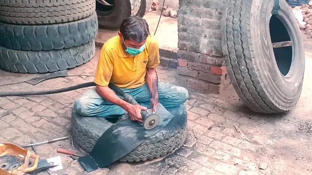 巴铁师傅修补破损的卡车轮胎全过程。