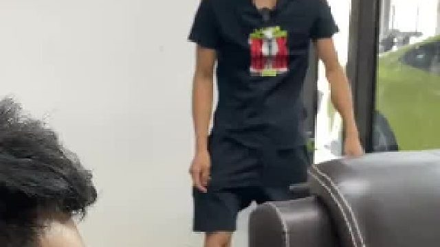 豆腐东把他朋友的车开来贴膜，没想到竟是局中局！#星巢计划 #汽车人共创计划#龙哥贴膜