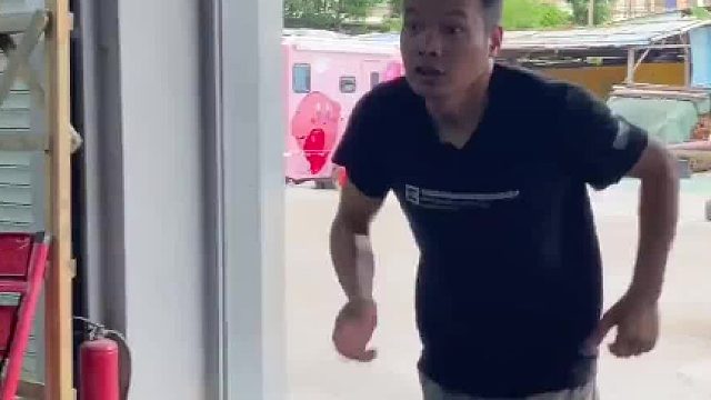 我也不知道为什么宏哥的车里总有一股说不出的味道？