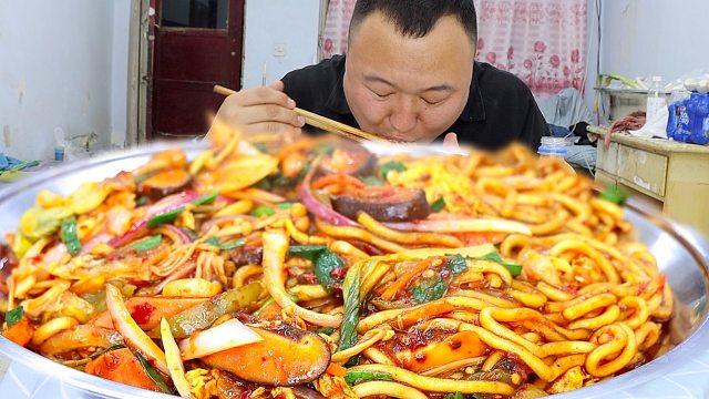 阿强花2块钱买两包土豆粉，做炒辣炒土豆粉，香辣软糯，超过瘾！