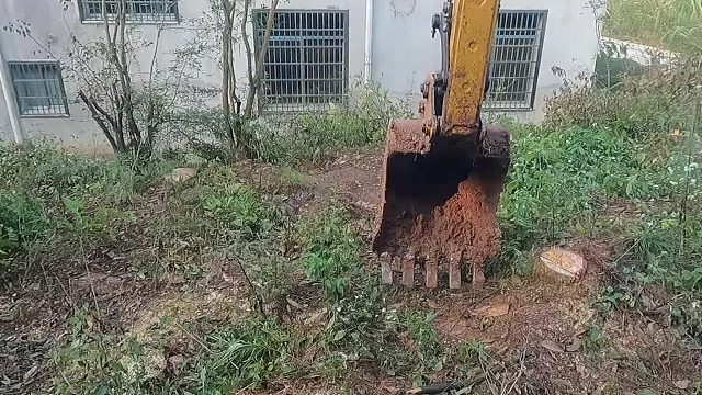 门前太窄了，挖房屋后面的土，填房屋前面。把房屋前面填宽。