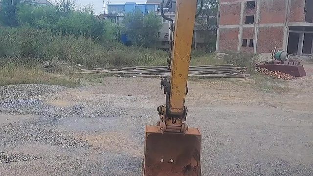 挖机整禾场，地方不大，工序还比较多