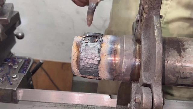 巴铁师傅维修卡车后桥轴管全过程