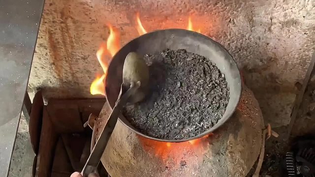 巴铁师傅采用古法翻新技术将电瓶使用寿命恢复如新，真的太厉害了。