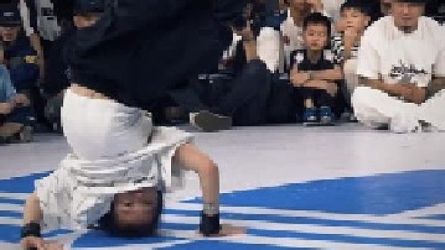 舞台上好酷，舞台下很可爱