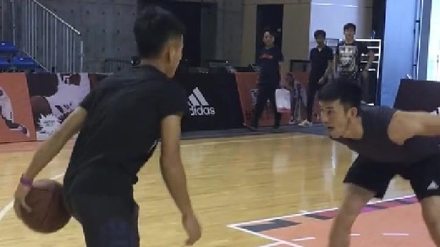 三步上篮是不是抬起轴心脚了？