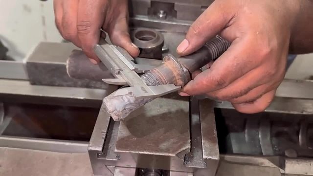 巴铁师傅维修卡车轮胎固定螺栓全过程。