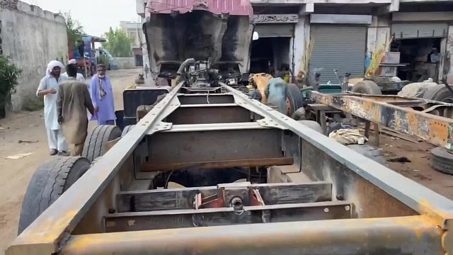 巴铁师傅利用简单的维修设备改装加长的卡车底盘全过程。