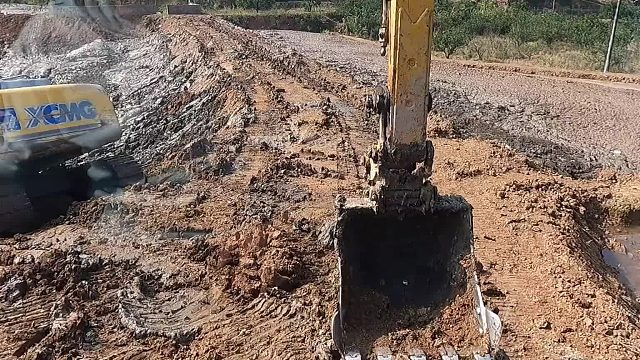 清理完泥巴，我们就要精修堤坝。因为上面要打混凝土