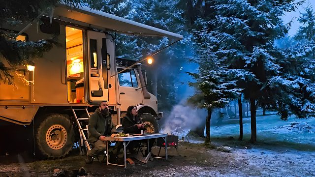 夫妻俩大房车在雾气缭绕的森林中进行雪天露营（第一集）
