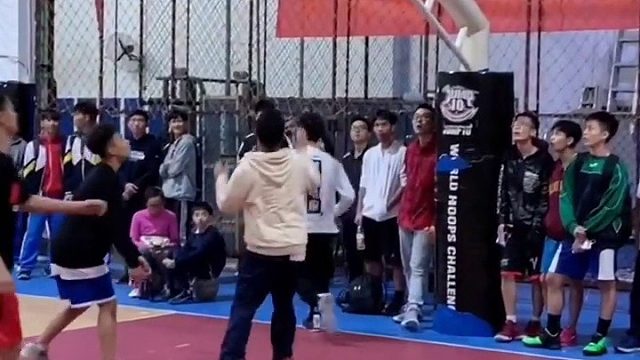 年纪大了跳半天不及小伙一记扣篮但永远保持一颗要扣篮的心