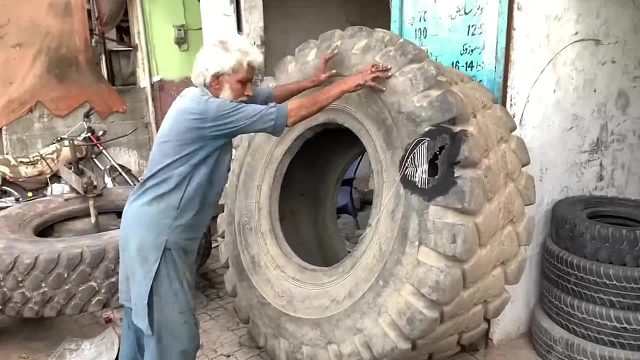 巴铁师傅维修破洞比巴掌还要大的装载机轮胎全过程。