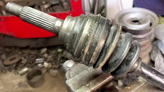 巴铁师傅维修损坏的汽车半轴外球笼丝牙全过程