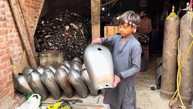 巴铁师傅在简陋的作坊里制作摩托车油箱全过程。