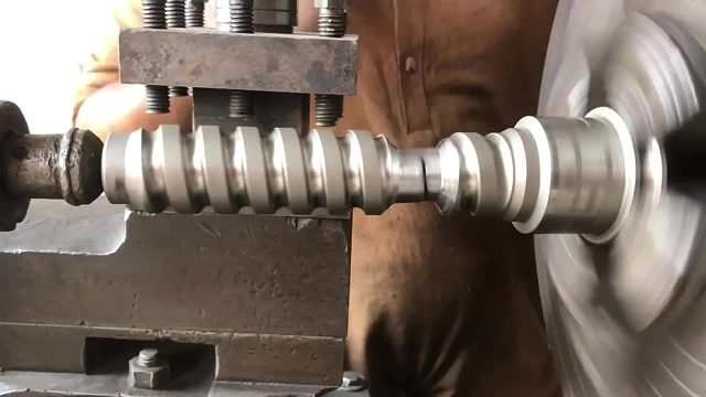 巴铁师傅维修卡车方向机内螺杆全过程。