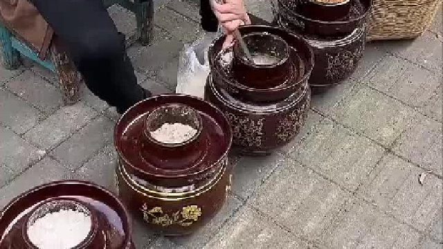 路边摊的坛子肥肠