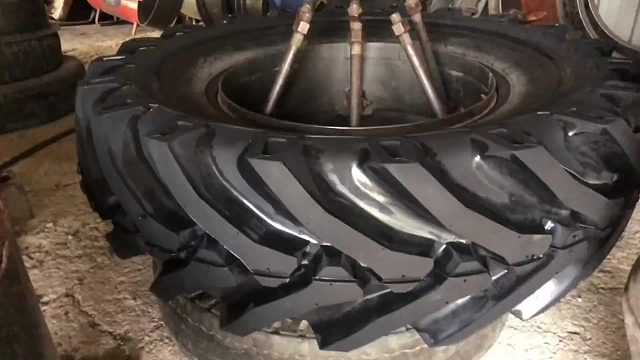 巴铁师傅维修翻新拖拉机轮胎全过程。