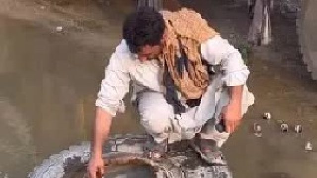 巴铁师傅维修破损的卡车轮毂全过程，从制作到安装一气呵成。