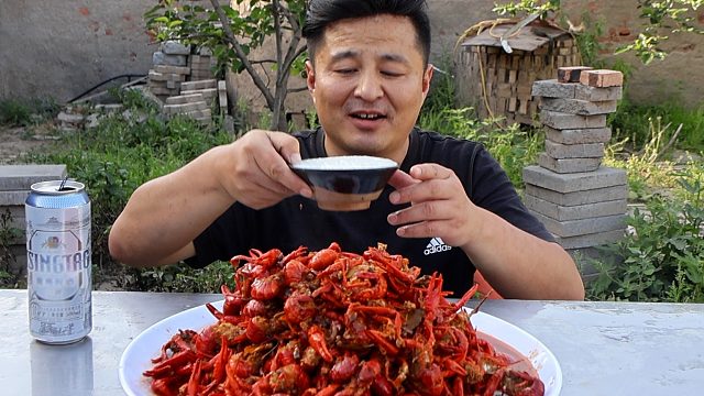 200元买12斤小龙虾，做个麻辣小龙虾，麻辣鲜香，好吃的停不下来