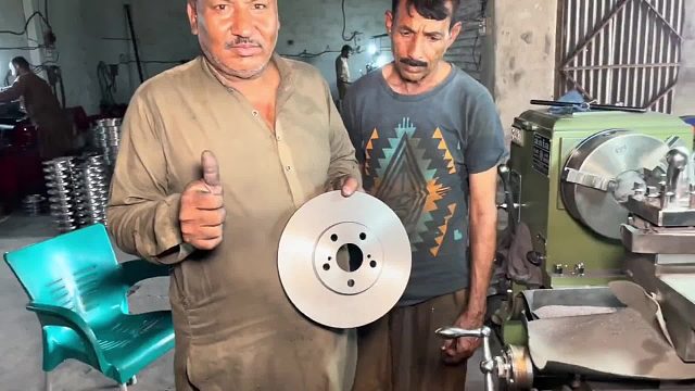 巴铁师傅用废旧的发动机缸体制作汽车刹车盘全过程。