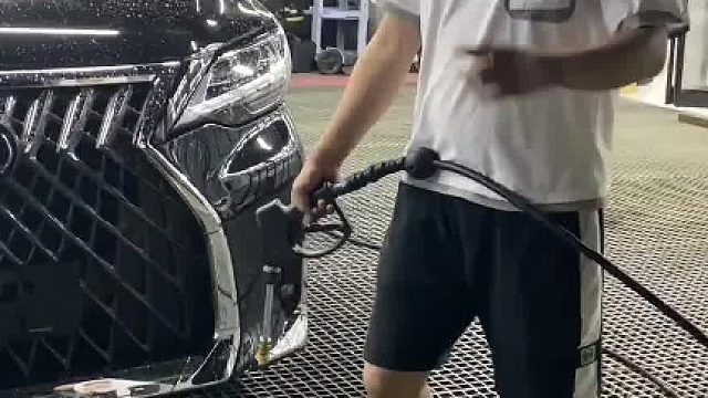 新车也会有油膜，要及时处理。