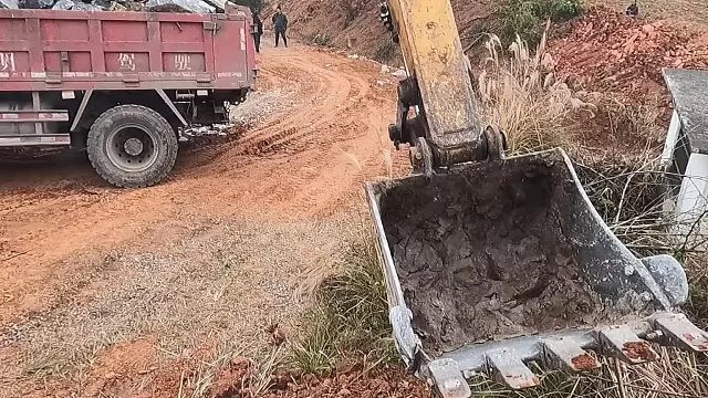 挖渠道沟的第十一天。车差点开翻了，还能抢救一下 #挖掘机 #挖挖机的日常