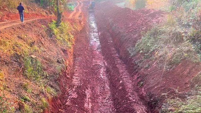 挖渠道沟的第三天，这个沟挖起来太麻烦了