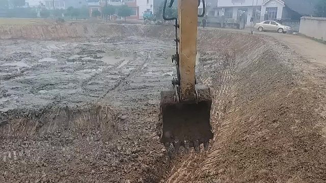 池塘挖一半跑了，老板要我帮忙，过来搞一下难的地方。