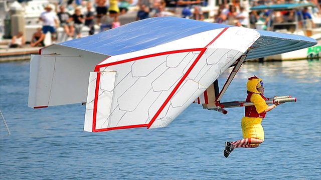 表面上是个正经的飞行比赛，实际上就是搞笑炸鱼现场！