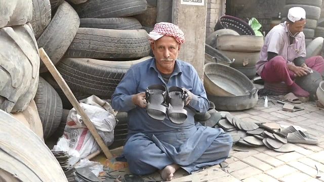 巴铁师傅用废旧的轮胎手工制作凉鞋全过程。