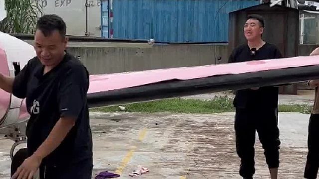 今天开始给宏哥的飞机贴膜了。