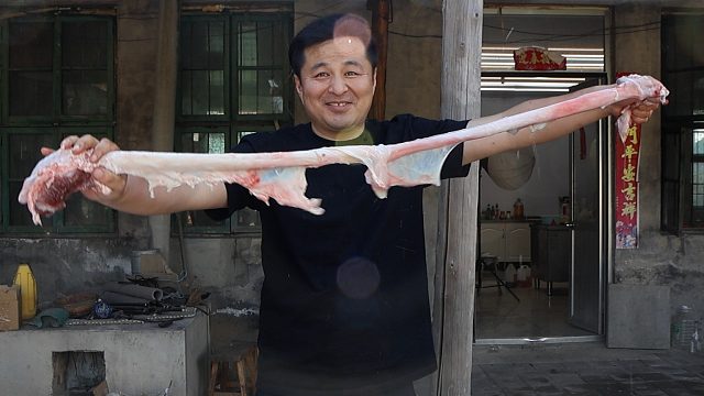 150元买了一套大牛鞭，做成“红烧牛鞭”，一口鞭一口蒜，真带劲