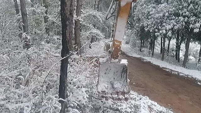 下雪了，进山修路，送人上山