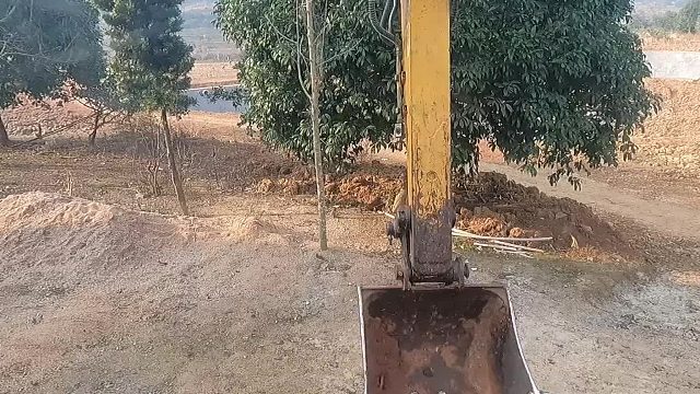 一。挖机修路，禾场加宽。整平之后打混凝土