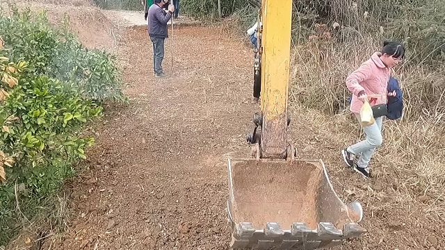 二。挖机修路，清理路面，打混凝土