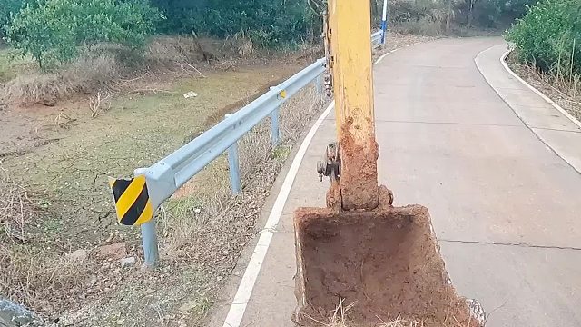 清理鱼塘，路边捡了一个鱼塘，开挖机过来清理一下。