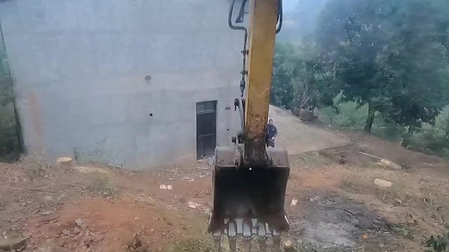 买了小车，喊挖机过来清理场地，修停车库