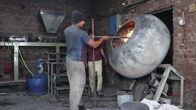 巴铁师傅利用废弃的塑料垃圾制作塑料筐全过程