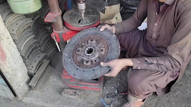 维修离合器片 巴铁师傅维修损坏的卡车离合器片全过程