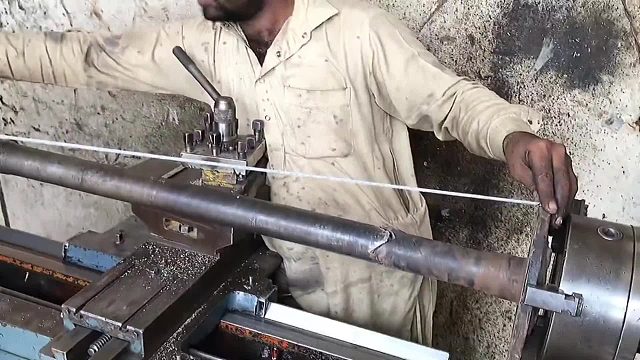 巴铁师傅维修断成两截的卡车半轴全过程。