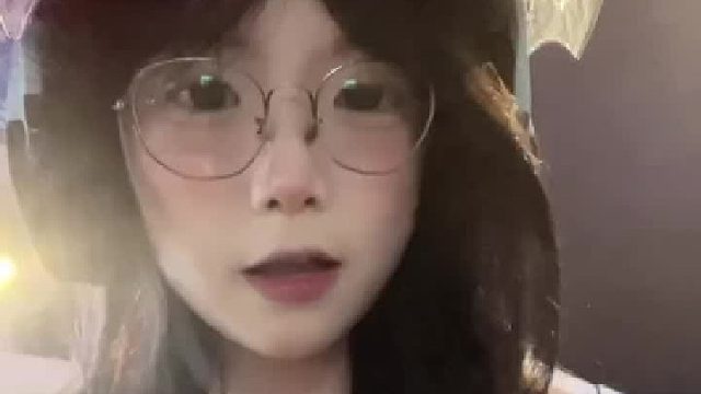 纵然伤心也不要愁眉不展，因为你不知谁会爱上你的笑容