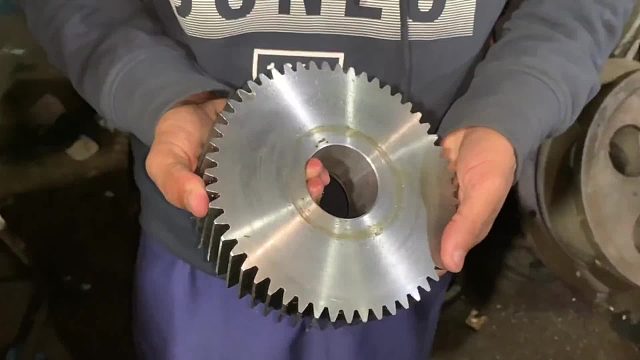 巴铁师傅利用普通的老式车床就能加工出精密的齿轮，真的是太厉害了。
