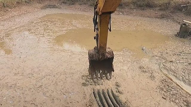 鱼塘漏水，喊我过来想想办法，怎么弄一弄。顺便四周休整一下。