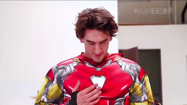 宅男徒手打造钢铁侠战甲马克42，战甲零件飞向他的时候我震惊了！