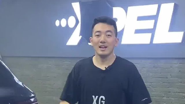 粉丝从深圳过来给他的理想ONE贴车衣，安排！